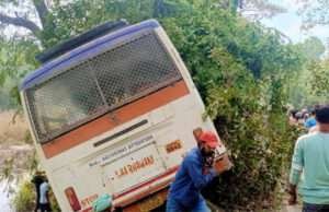 मोतिहारी में मां भवानी बस पलटी, कई सवार घायल