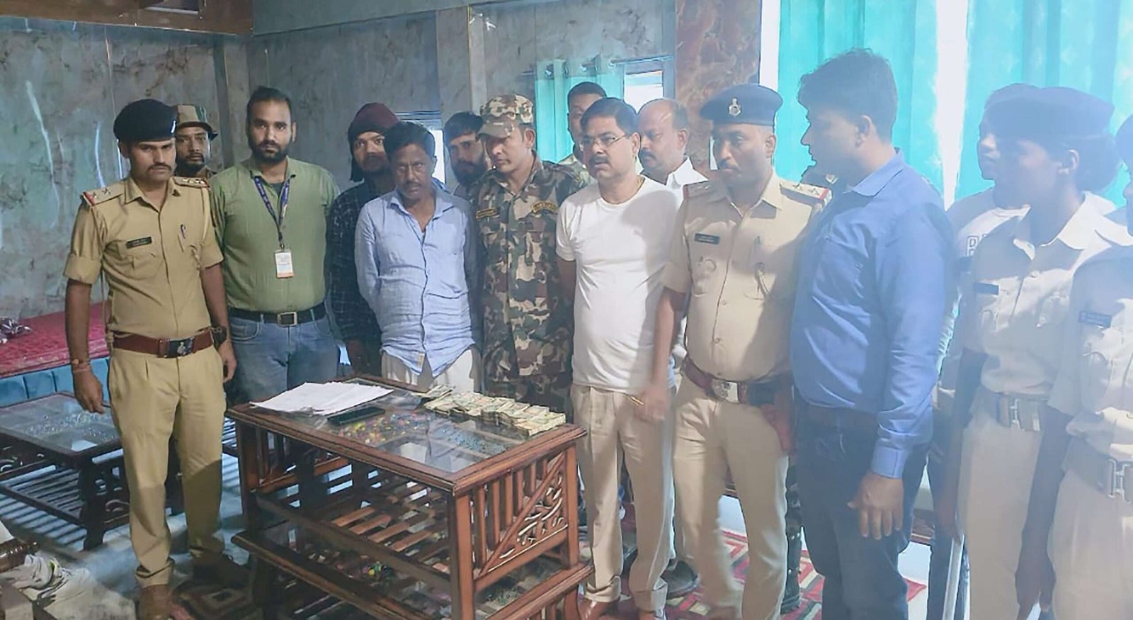 मोतिहारी में नकदी बांटने की कोशिश नाकाम, कई जगहों से लाखों रुपये नगद बरामद, कांग्रेस नेता हरि सिंह समेत कई गिरफ्तार