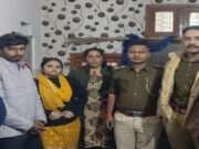 जिस मृत पत्नी की हत्या के आरोप में चार माह से था जेल में बंद, वह दिल्ली में आशिक संग जिंदा मिली, हैरान कर देने वाली सच्चाई