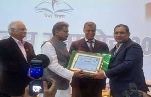 मैट्रिक व इंटरमीडिएट की परीक्षा 2025 के सफल संचालन को मोतिहारी डीएम व डीइओ किए गए सम्मानित