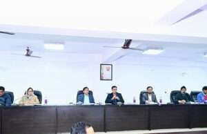 डीएम ने सख्त चेताया, आमजनों को तेज गति से दें योजनाओं का लाभ, सरकार के दिशा-निर्देशों का कड़ाई से करें पालन