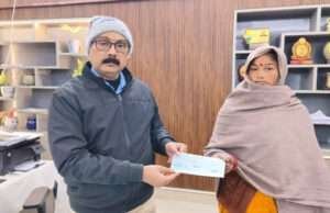 वर्धमान में सड़क हादसे में मृत के परिजनों को दिया गया 2-2 लाख रुपये अनुदान राशि का चेक