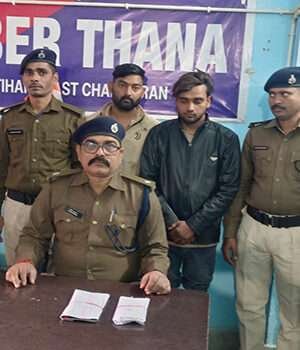 फर्जी पुलिस अधिकारी बनकर एक लाख की ठगी करने वाले रक्सौल के दो साइबर बदमाश गिरफ्तार, वाहन व पासबुक जब्त