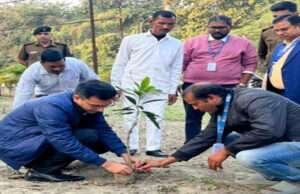 पेड़ लगाएं, जीवन बचाएं के नारे के साथ सेंट्रल बैंक के स्थापना दिवस पर पौधरोपण कार्यक्रम