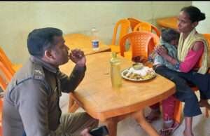 मानवता की मिसाल बने नगर थानाध्यक्ष राजीव रंजन, ब्लड कैंसर पीड़ित बच्ची व मां को दिया सहारा