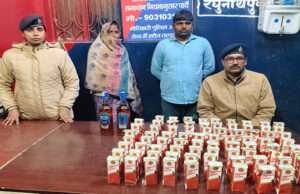 मोतिहारी में छापेमारी कर स्कूटी में छुपाकर लाई जा रही शराब बरामद, मां-बेटा गिरफ्तार
