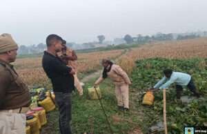 पुलिस ने रामगढ़वा में छापेमारी कर 300 लीटर अर्धनिर्मित शराब जब्त कर किया नष्ट