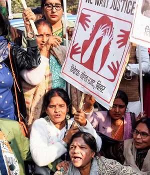 बिहार में नीट छात्रा की मौत के मामले ने सियासी तापमान बढ़ाया, राजद ने किया प्रदर्शन, सीएम व एचएम के इस्तीफे की मांग