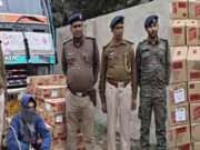 शराब तस्करी का नायाब तरीकाः पशुचारे के साथ ट्रक में छिपाकर रखी थी अंगेजी शराब की बड़ी खेप, पुलिस भी रह गई भौचक्क