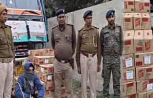 शराब तस्करी का नायाब तरीकाः पशुचारे के साथ ट्रक में छिपाकर रखी थी अंगेजी शराब की बड़ी खेप, पुलिस भी रह गई भौचक्क