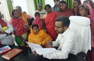 डीएम के जनता दरबार में जिला प्रशासन कार्यक्रम के तहत मिले 33 आवेदन