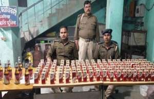 केसरिया पुलिस ने किराना दुकान व घर पर की छापेमारी, भारी मात्रा में शराब व कच्चा सामान बरामद, एक धराया