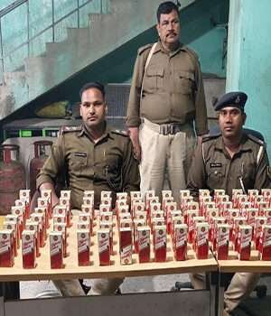 केसरिया पुलिस ने किराना दुकान व घर पर की छापेमारी, भारी मात्रा में शराब व कच्चा सामान बरामद, एक धराया