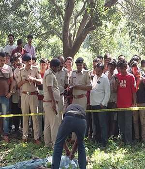 मोतिहारी में पेड़ से लटका मिला 35 वर्षीय युवक का शव, गांव में फैली सनसनी