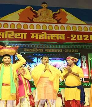 तीन दिवसीय केसरिया महोत्सव में प्रख्यात गजल गायक कुमार सत्यम व सुरों की मल्लिका मालिनी अवस्थी ने बिखेरा जादू