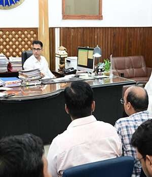 मोतिहारी डीएम ने पंचायती राज विभाग के कार्योें की समीक्षा, सोलर स्ट्रीट लाइट काम में तेजी लाने का निर्देश