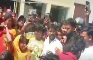 प्रेमिका को बाइक पर बैठा ले जा रहा था युवक, परिजनों ने पकड़ा व जमकर कर दी धुनाई, हुआ हंगामा