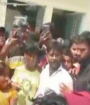 प्रेमिका को बाइक पर बैठा ले जा रहा था युवक, परिजनों ने पकड़ा व जमकर कर दी धुनाई, हुआ हंगामा