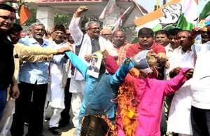 रसोई गैस की समस्या को लेकर कांग्रेस ने जुलूस निकाल किया प्रदर्शन, पीएम व पेट्रोलियम मंत्री का पुतला फूंका