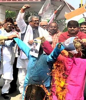 रसोई गैस की समस्या को लेकर कांग्रेस ने जुलूस निकाल किया प्रदर्शन, पीएम व पेट्रोलियम मंत्री का पुतला फूंका