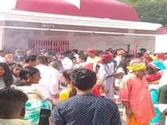 गोपालगंज के थावे दुर्गा मंदिर परिसर में श्रद्धालुओं पर हमला, प्रसाद के विवाद में जमकर मारपीट