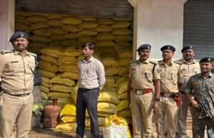 डीएम के निर्देश पर नेपाल सीमावर्ती इलाकों के खाद दुकानों पर छापेमारी, तस्करी की 55 बैग यूरिया जब्त