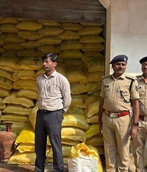 डीएम के निर्देश पर नेपाल सीमावर्ती इलाकों के खाद दुकानों पर छापेमारी, तस्करी की 55 बैग यूरिया जब्त