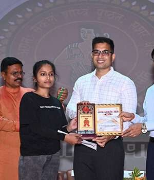 मोतिहारी के टॉप रैंकरों को सम्मानः जिला प्रशासन ने मैट्रिक व इंटर के टॉपर छात्रों को किया गया सम्मानित